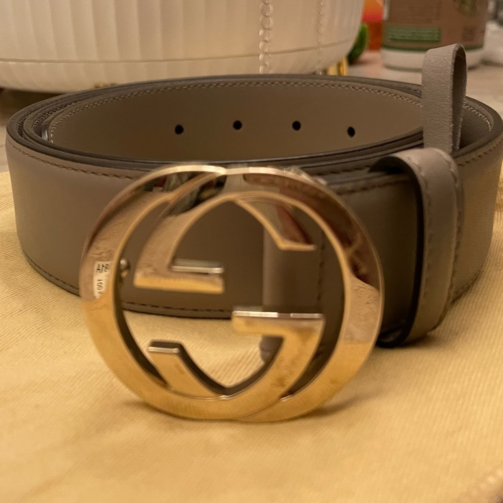 Gucci Leather Belt size 105 or 42 BEIGE, Gold hardware. Authentic.